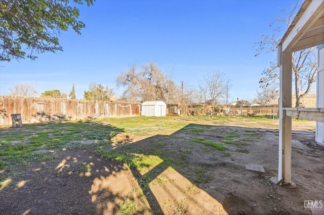 view of yard with a storage shed