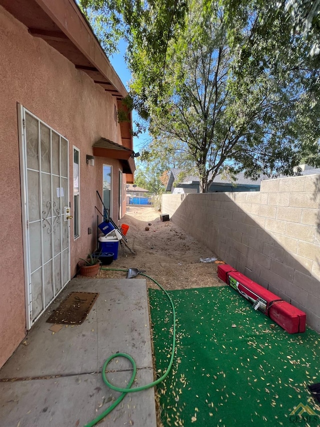 view of yard featuring a patio area