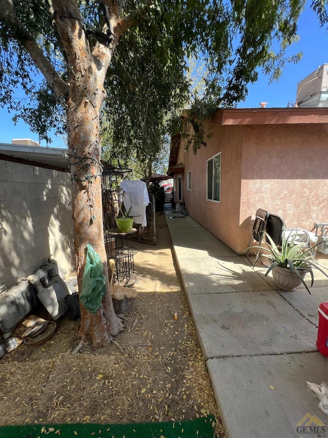 view of yard with a patio