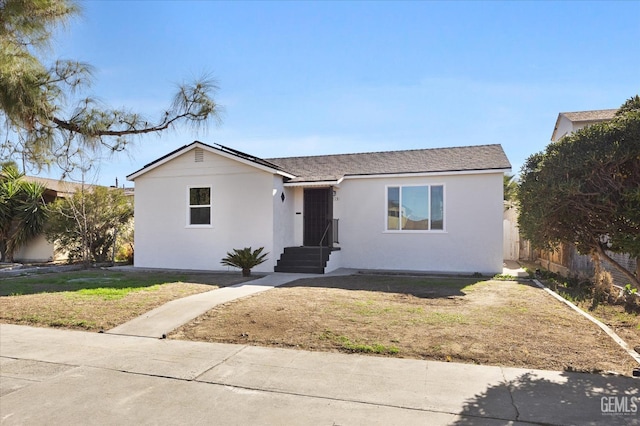 view of front facade featuring a front yard