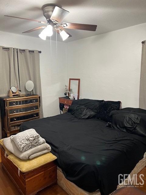 2320 Olympic Dr, Bakersfield, CA 93308 - bedroom with a ceiling fan