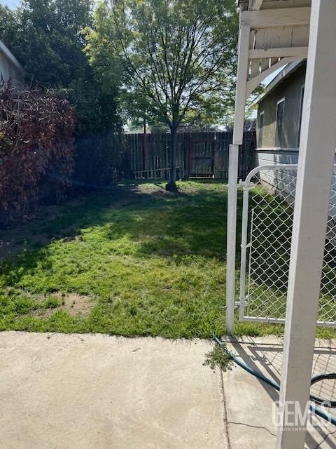 2320 Olympic Dr, Bakersfield, CA 93308 - view of yard with fence