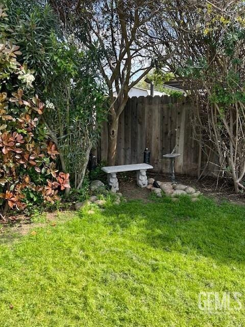2320 Olympic Dr, Bakersfield, CA 93308 - view of yard featuring fence