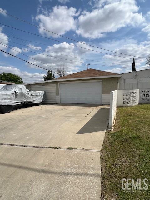 2320 Olympic Dr, Bakersfield, CA 93308 - view of detached garage
