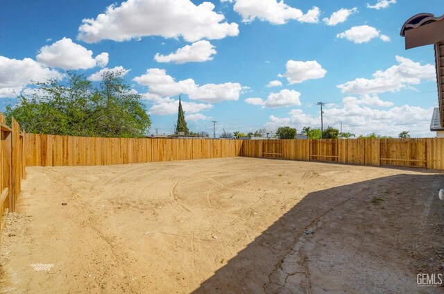 601 Poinsettia St, Bakersfield, CA 93307 - view of yard with fence