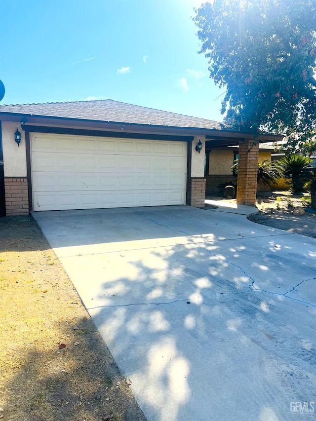 view of front facade featuring a garage