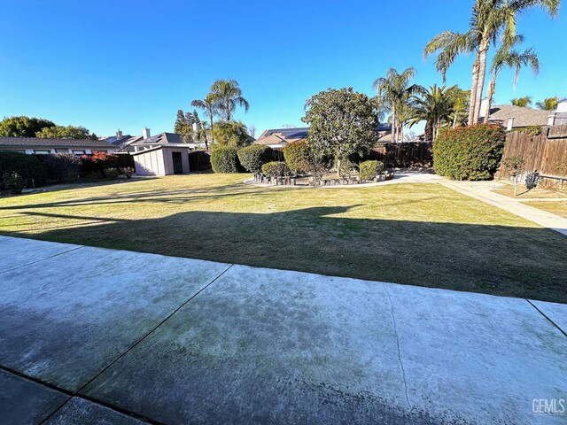 view of front facade with a front yard