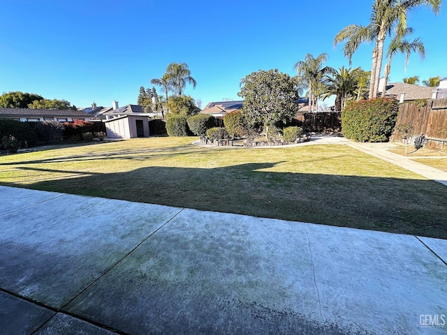 view of yard featuring a storage unit