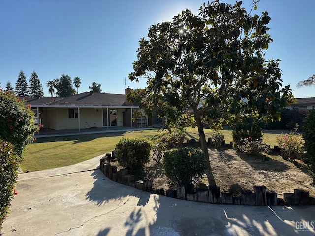 view of front of home with a front lawn