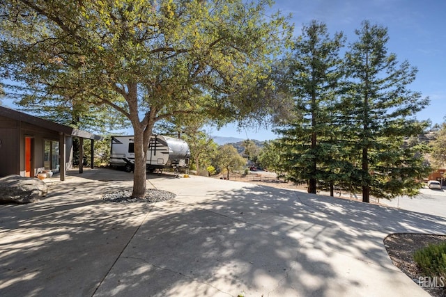 view of yard featuring a mountain view