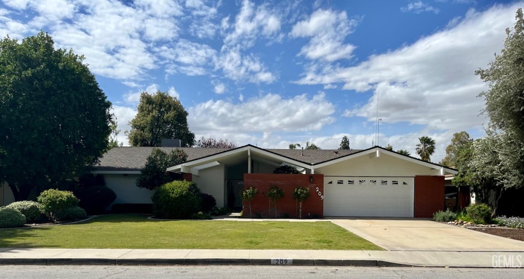 ranch-style house with stucco siding, driveway, a front lawn, and an attached garage