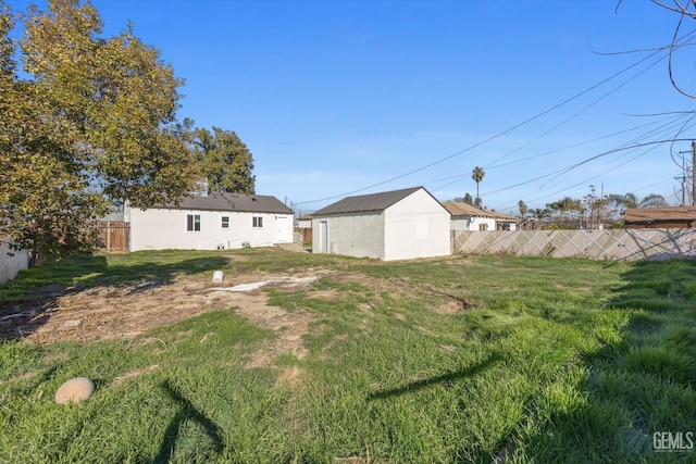 view of yard with a storage unit