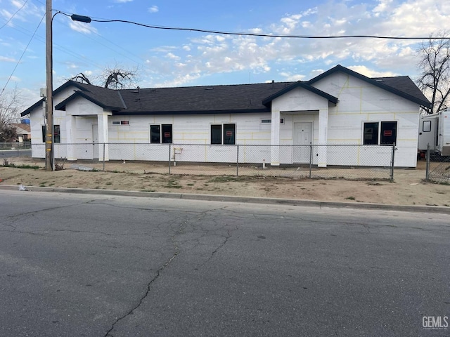 view of front of house with a fenced front yard