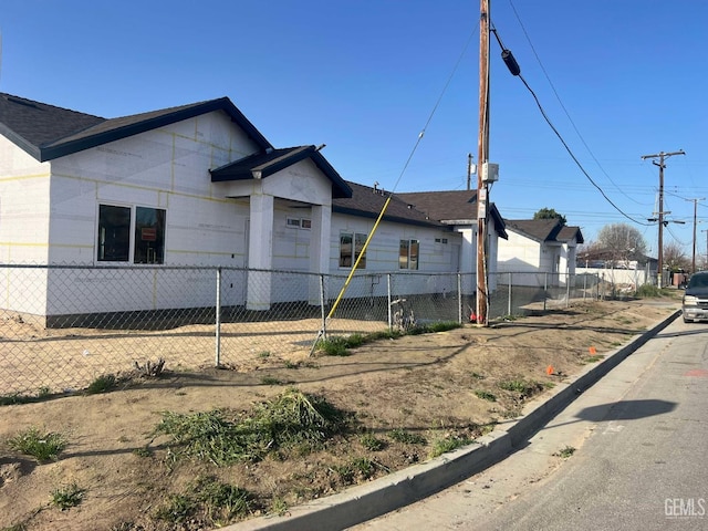 view of front of home with a fenced front yard