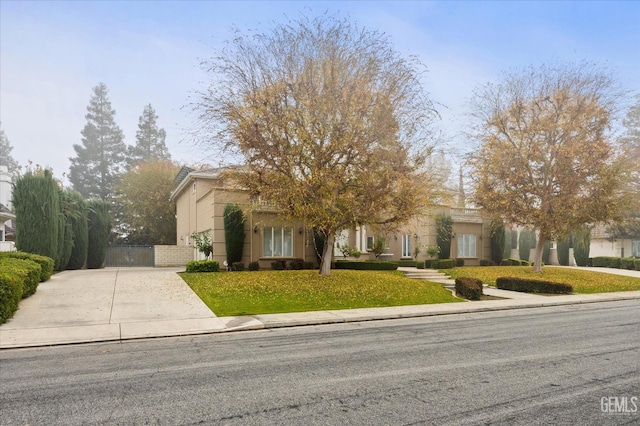 view of front of home featuring a front lawn