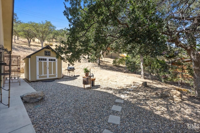 view of yard featuring a shed