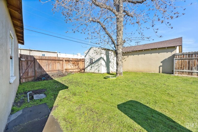 1909 Carrere St, Bakersfield, CA 93308 - view of yard featuring a fenced backyard
