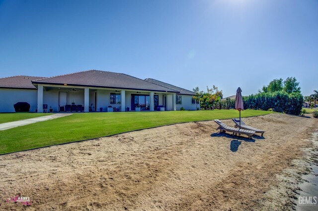 view of front of home featuring a front yard and ceiling fan