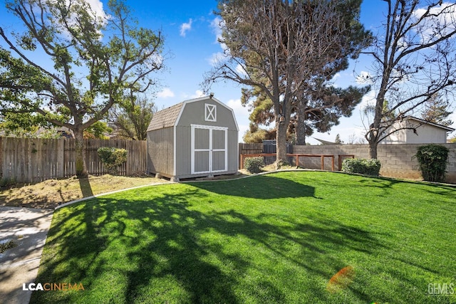 view of yard with a storage unit