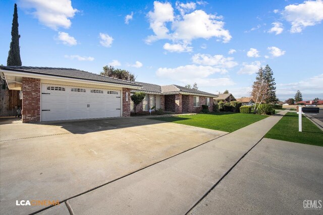 view of front facade featuring a garage and a lawn