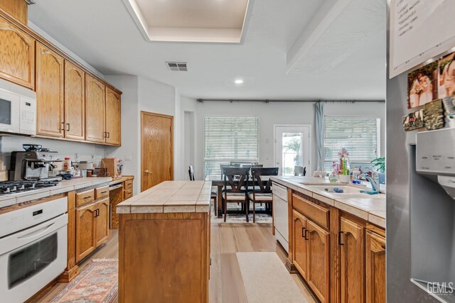 11602 Marazion Hill Ct, Bakersfield, CA 93311 - kitchen featuring a sink, visible vents, tile counters, and white appliances