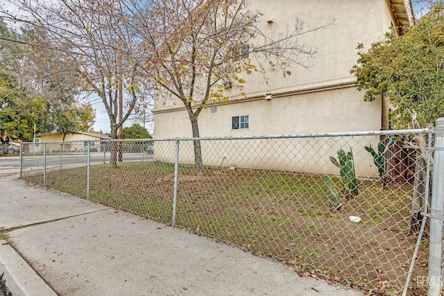 view of side of property featuring a lawn