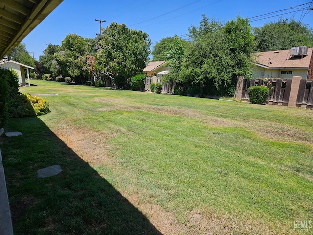 5708 Cypress Point Dr, Bakersfield, CA 93309 - view of yard