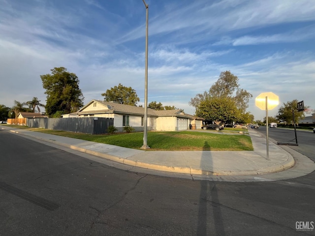 ranch-style house featuring a front lawn