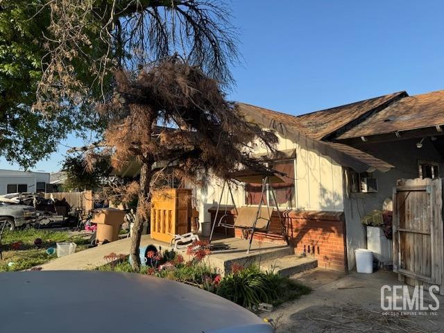view of front of house with fence and brick siding