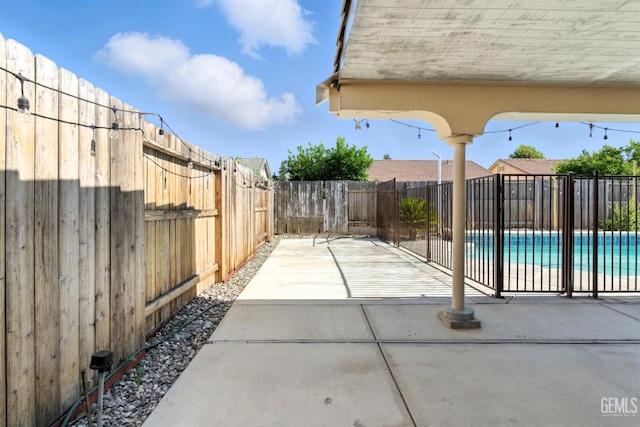 3023 Esperanza Dr, Bakersfield, CA 93313 - fenced backyard with a patio