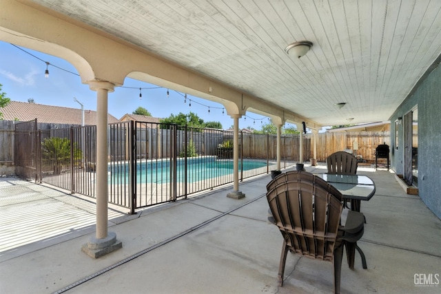 3023 Esperanza Dr, Bakersfield, CA 93313 - fenced backyard featuring a patio area