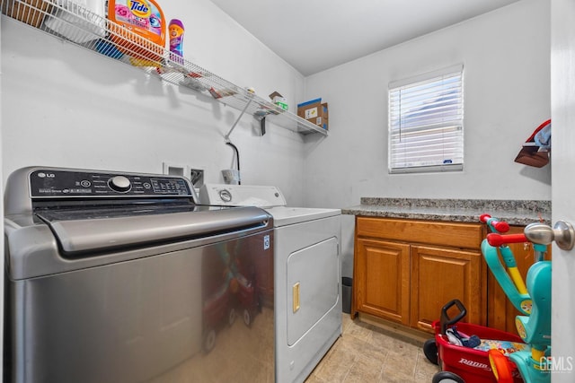 9301 Cobble Mountain Rd, Bakersfield, CA 93313 - laundry area featuring washing machine and clothes dryer