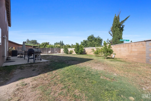 9301 Cobble Mountain Rd, Bakersfield, CA 93313 - view of yard with a patio