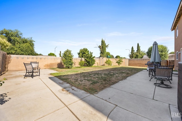 9301 Cobble Mountain Rd, Bakersfield, CA 93313 - fenced backyard featuring a patio and outdoor dining space