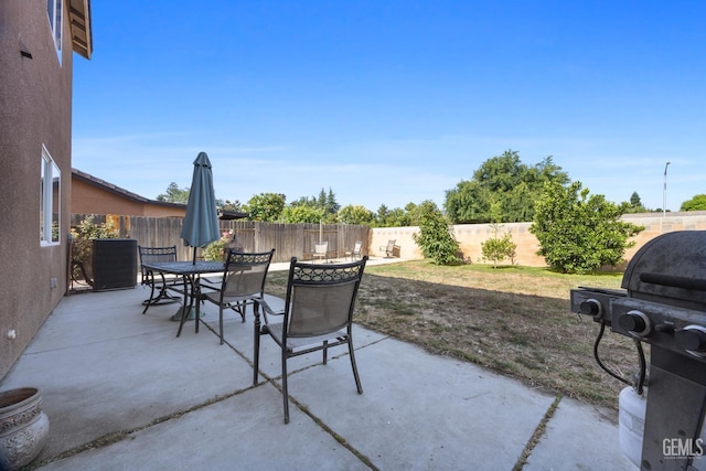 9301 Cobble Mountain Rd, Bakersfield, CA 93313 - fenced backyard featuring a patio area, grilling area, and outdoor dining area