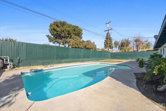 view of swimming pool