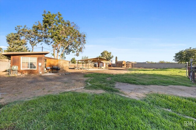 view of yard featuring an outdoor structure