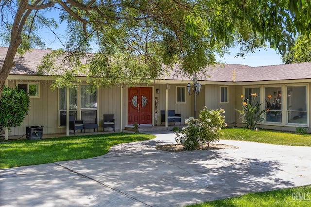 single story home with a front yard