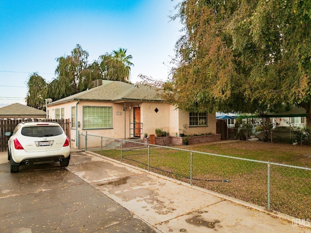 view of front of house with a front lawn