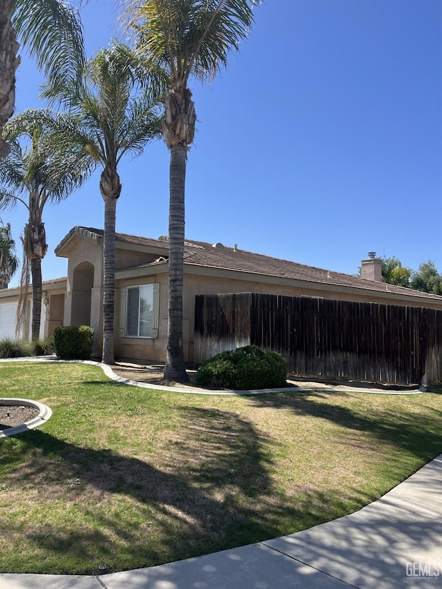 5700 Via Marisol St, Bakersfield, CA 93308 - view of front of property with stucco siding and a front lawn