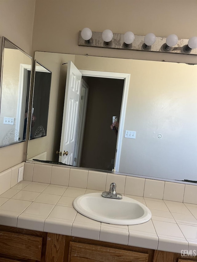 5700 Via Marisol St, Bakersfield, CA 93308 - bathroom with vanity