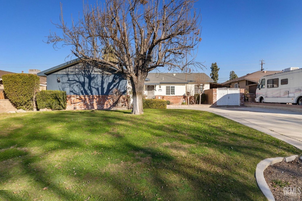 single story home with a front lawn