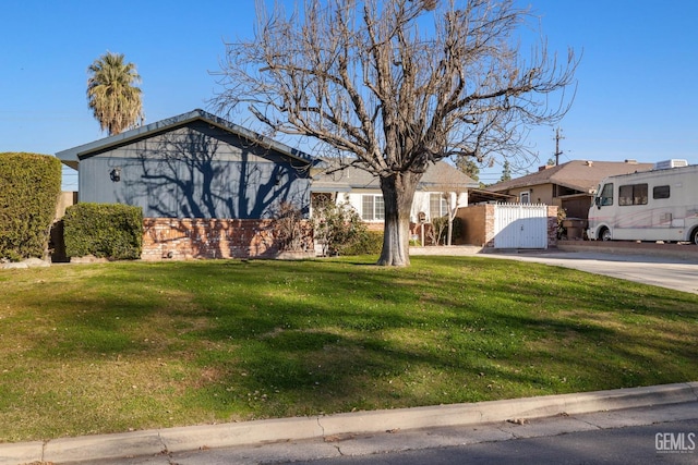 view of front of house featuring a front yard