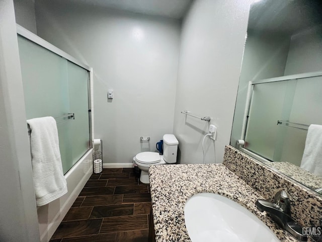 318 Smoke Tree Ct, Wasco, CA 93280 - full bathroom with toilet, vanity, bath / shower combo with glass door, and baseboards