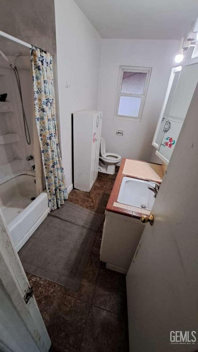 113 Easy St, Bakersfield, CA 93308 - bathroom featuring vanity, shower / bath combo, and toilet
