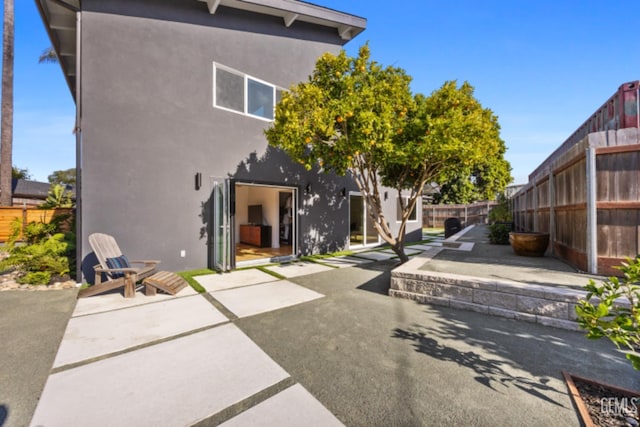 662 Woodland Ct, Arroyo Grande, CA 93420 - rear view of property featuring a patio area, stucco siding, and a fenced backyard