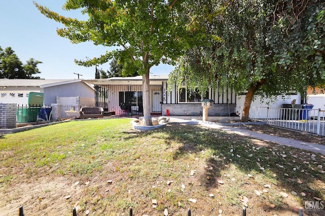 view of front of property featuring a front yard