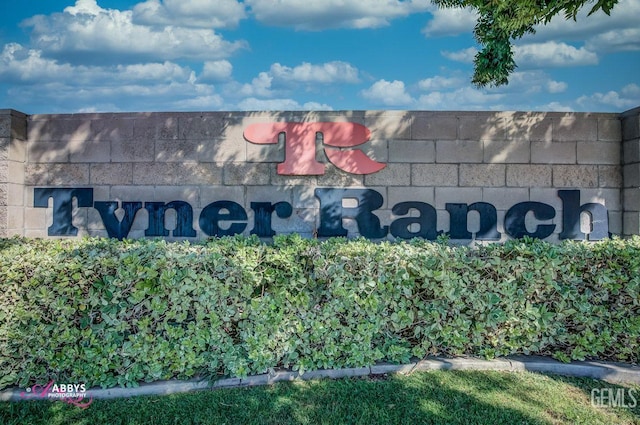 view of community / neighborhood sign