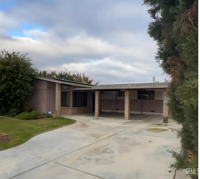 ranch-style house featuring stucco siding