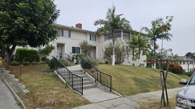 view of front of house featuring a front lawn